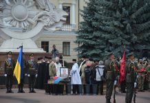 Хмельниччина попрощалась з 33-річним Героєм України Олександром Петраківським