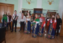 Студенти гуманітарно-педагогічної академії привітали з прийдешніми святами