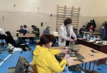 На базі освітніх навчальних закладів обласної ради волонтерять на благо військових та переселенців