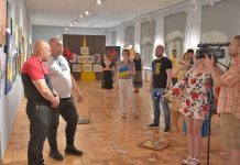 “Для бійців – від митців”: на Хмельниччині стартувала благодійна виставка-продаж картин у підтримку ЗСУ