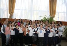 У Хмельницькому презентували 12-метровий «Рушник Єдності»