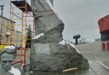 Розпочато демонтаж пам’ятника Миколі Островському у Шепетівці