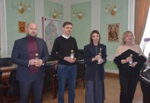 Хмельницькі пластуни передали обласній раді Вифлеємський Вогонь миру