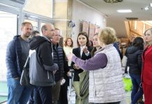 Американська делегація поспілкувалась з вимушеними переселенцями у Центрі видачі гуманітарної допомоги Хмельницької обласної ради