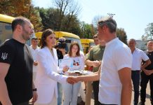 Територіальним громадам області передано 22 шкільних автобуси