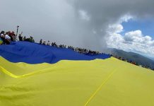 На вершині Говерли підняли велетенський прапор України