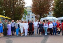 Шкільні автобуси та реанімобілі передано громадам