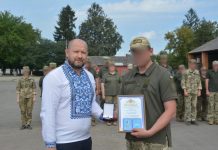 Валентин Соколюк вручив військовослужбовцям відзнаки обласної ради