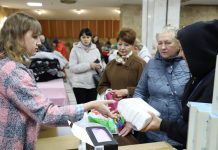 Центр видачі гуманітарної допомоги обласної ради продовжує працювати