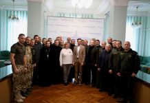 Служити Богу і Україні: в обласній раді зустрілися з капеланами