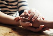 Як надати допомогу людині, яка пережила стресову ситуацію?