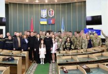 “За відданість державі”: Віолета Лабазюк вручила військовим нагрудні знаки