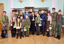 Хмельницькі пластуни передали Вифлеємський вогонь миру