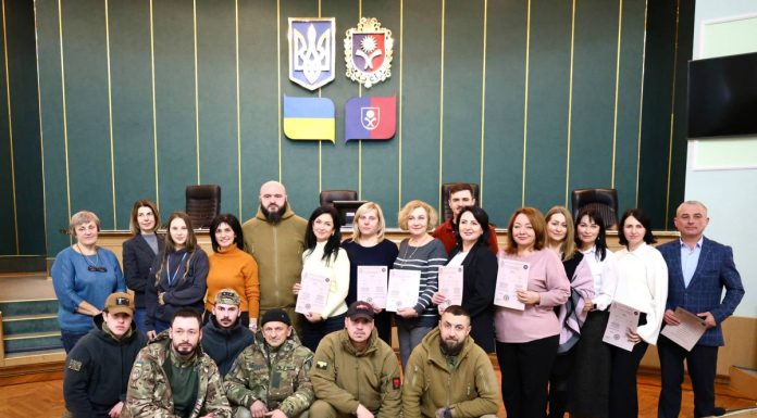 Вишкіл до національного спротиву: працівники виконавчого апарату обласної ради отримали сертифікати