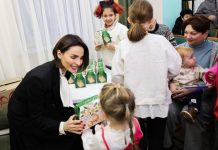 Дітвора Центру «Я – Маріуполь» отримала різдвяні подарунки