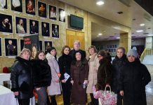 Благодійний показ вистави «Мами» обʼєднав родини загиблих та безвісти зниклих захисників Хмельниччини