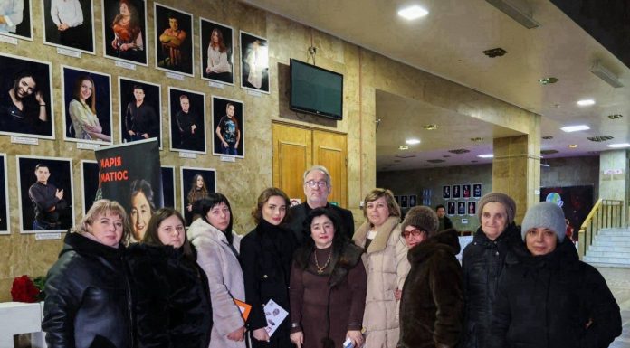 Благодійний показ вистави «Мами» обʼєднав родини загиблих та безвісти зниклих захисників Хмельниччини