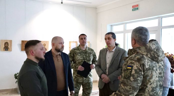 На Хмельниччині відбулося відкриття виставки ікон, написаних на ящиках з-під набоїв