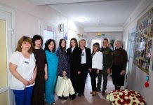 Віолета Лабазюк привітала багатодітну маму з Хмельниччини