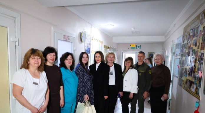 Віолета Лабазюк привітала багатодітну маму з Хмельниччини