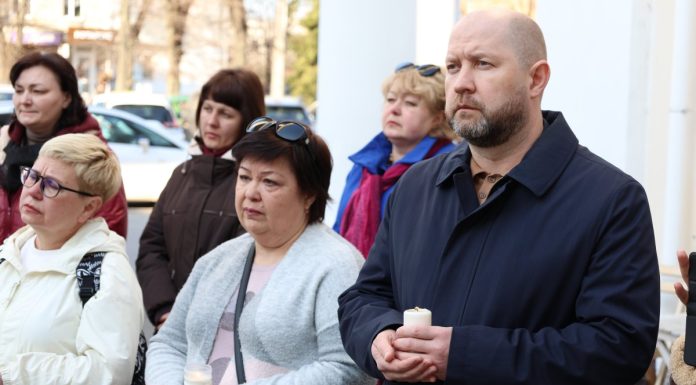 У Хмельницькому вшанували пам’ять загиблих під руїнами Маріупольського театру