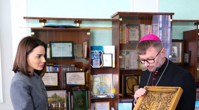 Віолета Лабазюк зустрілася з єпископом Кам’янець-Подільської дієцезії