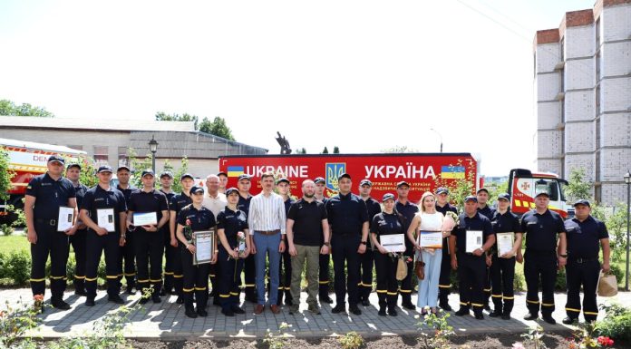 Працівників ДСНС України в Хмельницькій області привітали з Днем Конституції