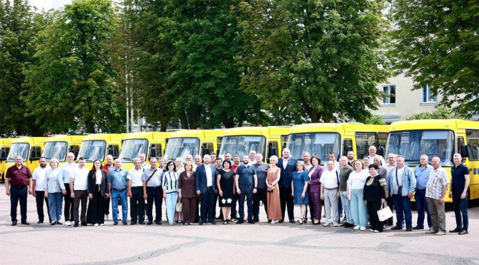 Нові шкільні автобуси – для громад Хмельниччини