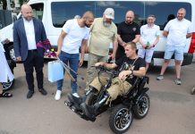 Для ветеранів з інвалідністю передали десять спеціалізованих електричних транспортних засобів представники шведської компанії