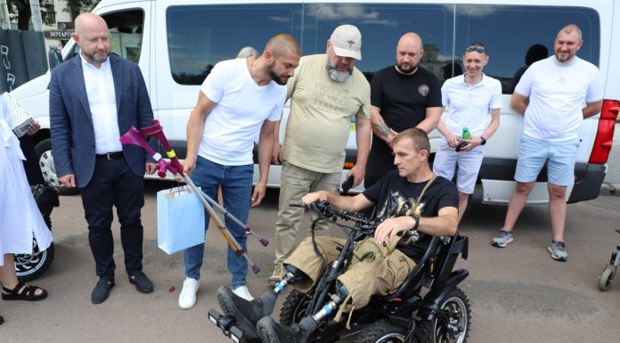 Для ветеранів з інвалідністю передали десять спеціалізованих електричних транспортних засобів представники шведської компанії