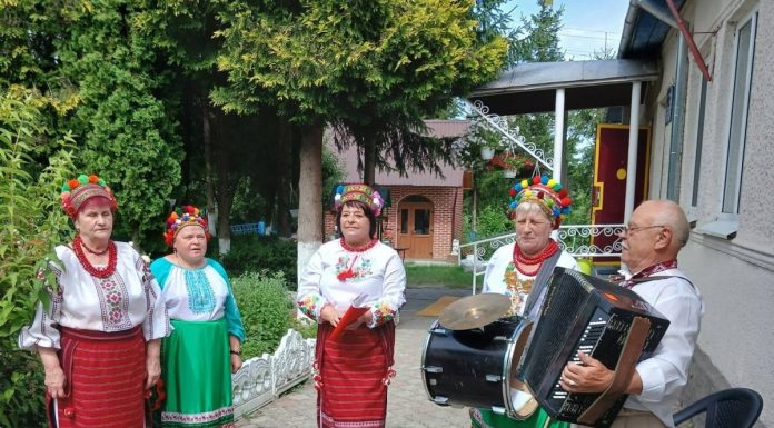 Мешканцям Вільховецького будинку-інтернату заспівав народний аматорський колектив «Доля»