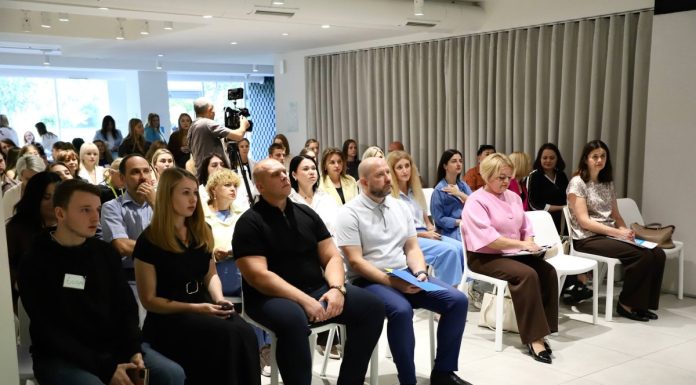 «Жива книга: відверті історії турботи про дітей». На Хмельниччині обговорили сімейні форми виховання