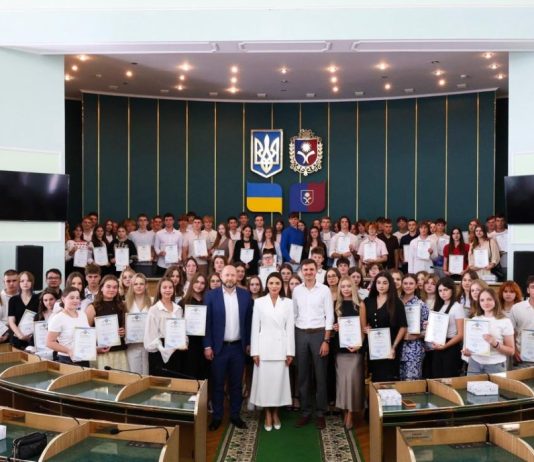 Відзначено молодь Хмельниччини за досягнення у навчанні, мистецтві та активну громадську діяльність