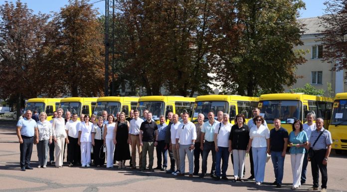 Дев’ять громад Хмельниччини отримали шкільні автобуси