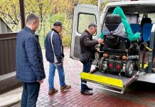 Крок до безбар’єрності: у Хмельницькому геріатричному пансіонаті службове авто обладнали підйомником для людей на кріслах колісних
