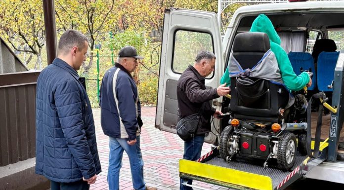 Крок до безбар’єрності: у Хмельницькому геріатричному пансіонаті службове авто обладнали підйомником для людей на кріслах колісних