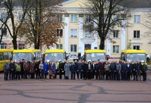 Нові шкільні автобуси передали для громад Хмельниччини