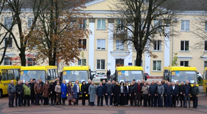 Нові шкільні автобуси передали для громад Хмельниччини